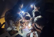 Cu lanterna printre cărți. Un concurs de lectură în care elevii au fost provocați la o vânătoare de indicii prin școală: „M-am simțit ca într-un joc de aventură”
