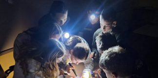 Cu lanterna printre cărți. Un concurs de lectură în care elevii au fost provocați la o vânătoare de indicii prin școală: „M-am simțit ca într-un joc de aventură”