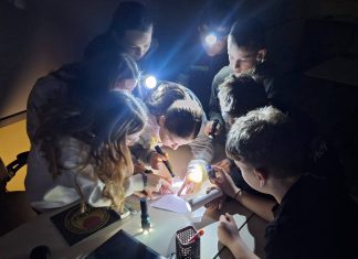 Cu lanterna printre cărți. Un concurs de lectură în care elevii au fost provocați la o vânătoare de indicii prin școală: „M-am simțit ca într-un joc de aventură”