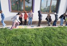 Jocuri desenate de elevii clasei a IV-a în curtea școlii din comuna Șelaru: „Au transformat pauzele în momente active și pline de energie” FOTO