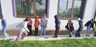 Jocuri desenate de elevii clasei a IV-a în curtea școlii din comuna Șelaru: „Au transformat pauzele în momente active și pline de energie” FOTO