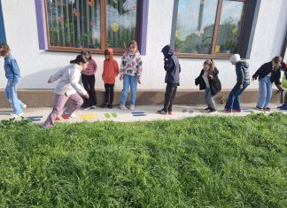 Jocuri desenate de elevii clasei a IV-a în curtea școlii din comuna Șelaru: „Au transformat pauzele în momente active și pline de energie” FOTO